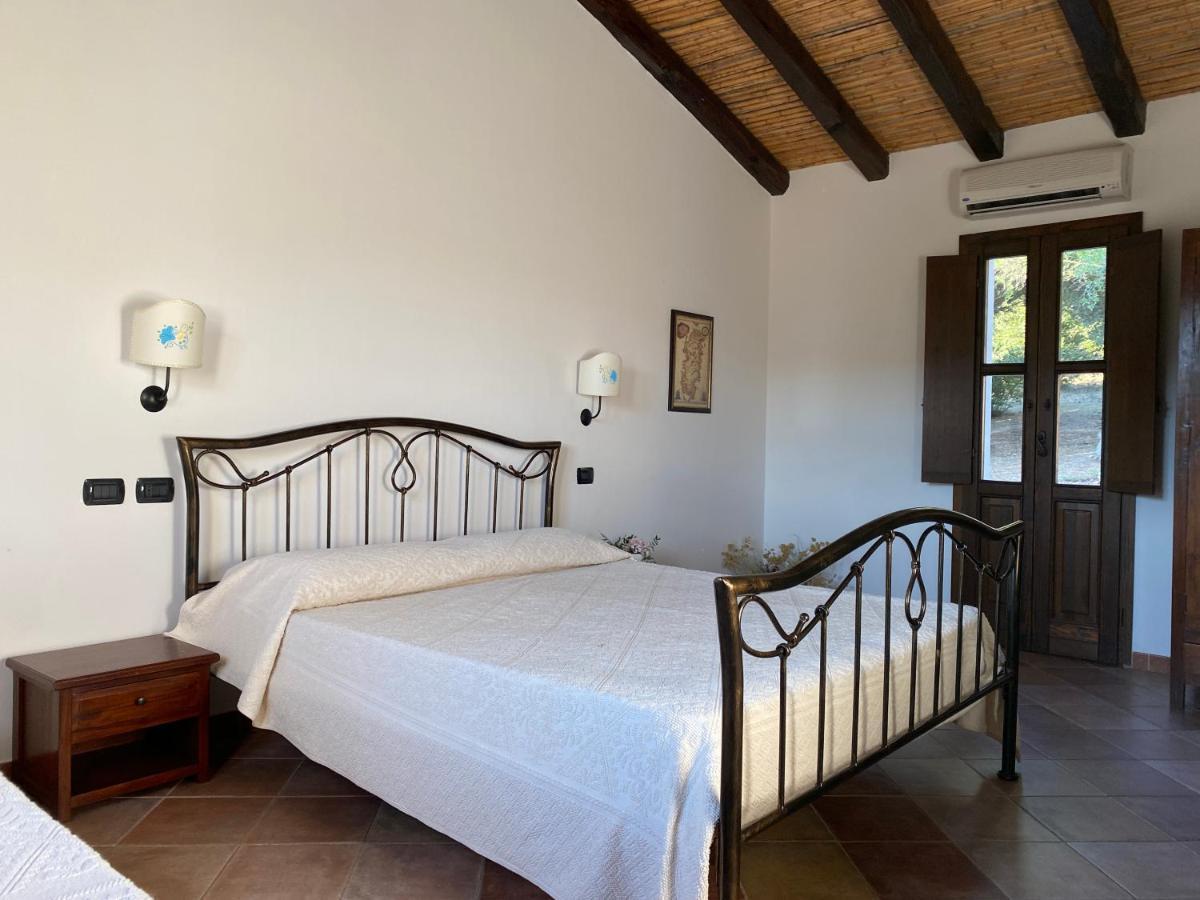 Li Paduleddi Country Guest House Олбия Екстериор снимка